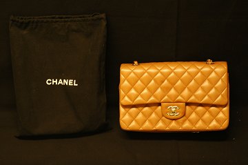 Coco Chanel damehåndtaske, lysebrunt læder, 26 x 16 cm, rummelig taske med små rum, Stemplet på indersiden "Chanel Paris" samt "Made in France", Original medfølger, Mindre fugtskade på forsiden.