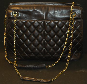 Coco Chanel, stor klassisk Chanel-taske, vintage, x 27 cm, på indersiden "made Italy", udført i lækkert mørkeblåt læder. | ebuy.dk