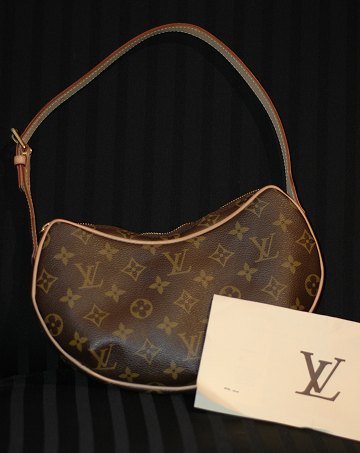 Louis Vuitton håndtaske model M51510 med det klassiske LV monogram print, smukt læder af høj kvalitet, bliver også kaldt Croissant-tasken pga formen. L. cm H. 18 cm | ebuy.dk