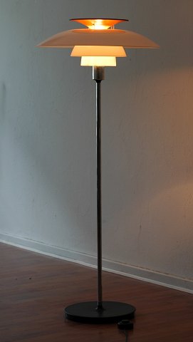 Poul Henningsen (1894-1967), PH 80 gulvlampe, udført i hvid opal akryl, overskærm i polykarbonat og stander højglansforkromet stål, |