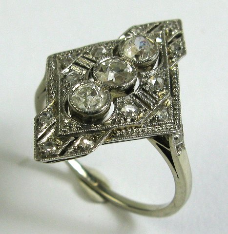 Kinematik velfærd bureau Antik ring af platin med diamanter 0,75 ct. - NY NEDSAT PRIS | ebuy.dk