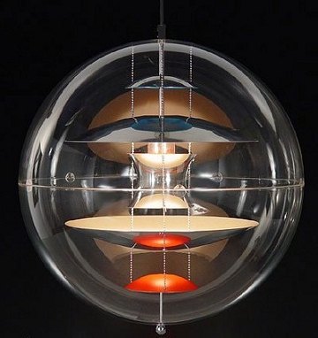 Verner Panton Globe Lampe, pendel i transparent akryl. Indeni lampen fem lysreflekser i udhulede aluminiums i farverne hvid, blå og rød. Lille model, Diam. 50 cm MODELFOTO | ebuy.dk